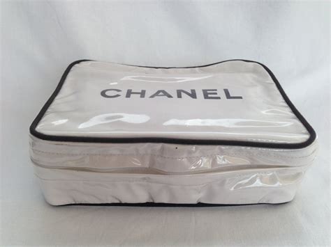 chanel toilettas